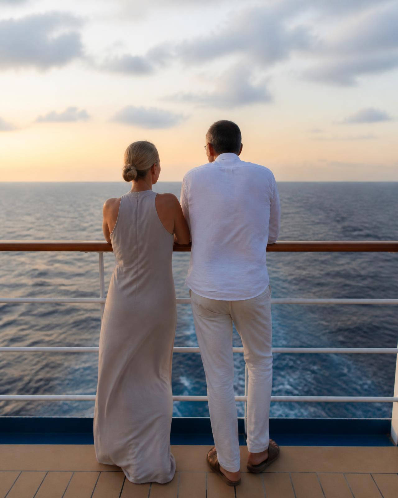 Casal observando o oceano